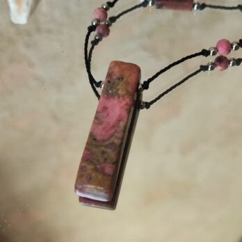 Naszyjnik z surową bryłką Rodonitu “Rose” prowadzenie do pełni życia