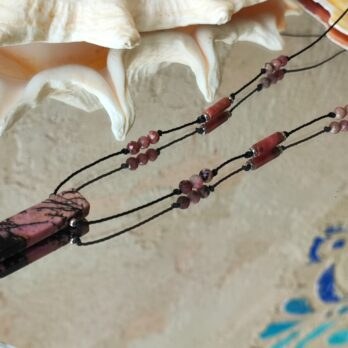Naszyjnik z surową bryłką Rodonitu “Rose-V” serce wolne od traum
