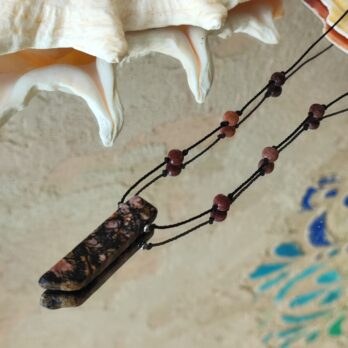 Naszyjnik z surową bryłką Rodonitu “Rose-IV” serce wolne od trosk
