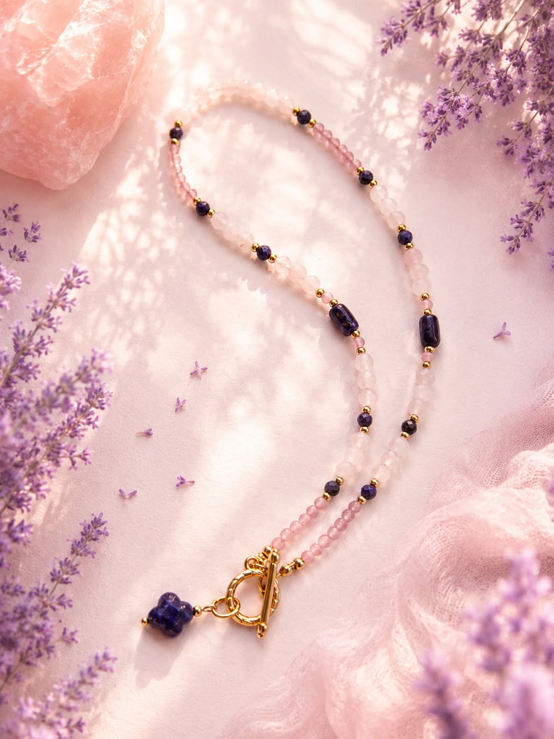 Naszyjnik Ma Propre Voie z kwarcu różowego i lapis lazuli – kolekcja Amour de Soi