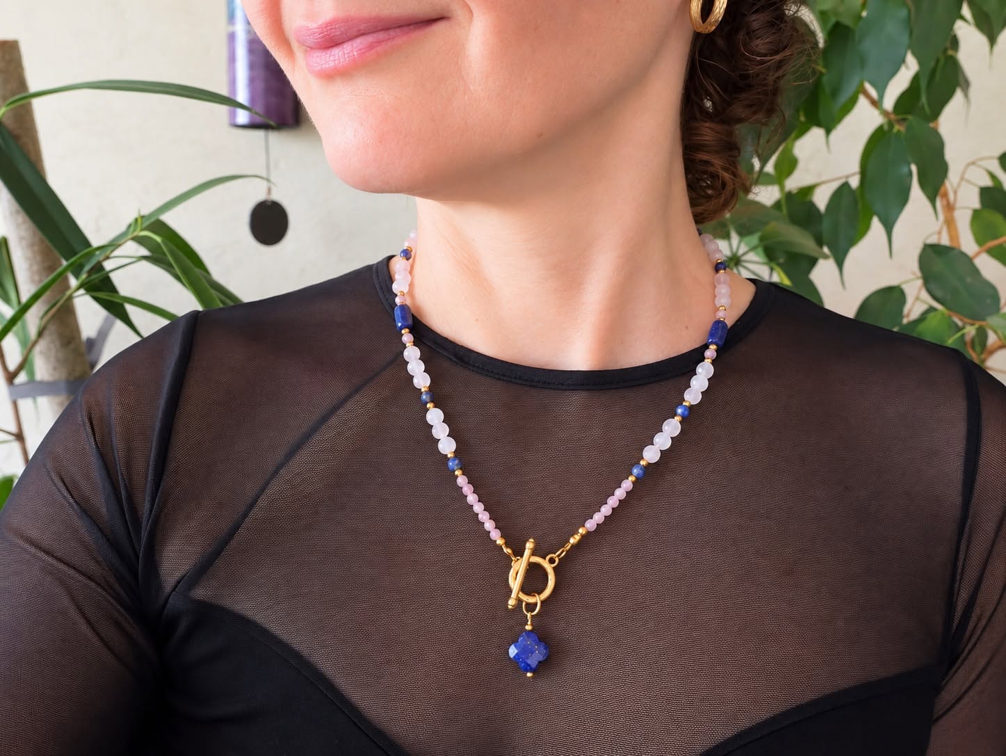 Naszyjnik Ma Propre Voie z kwarcu różowego i lapis lazuli – kolekcja Amour de Soi