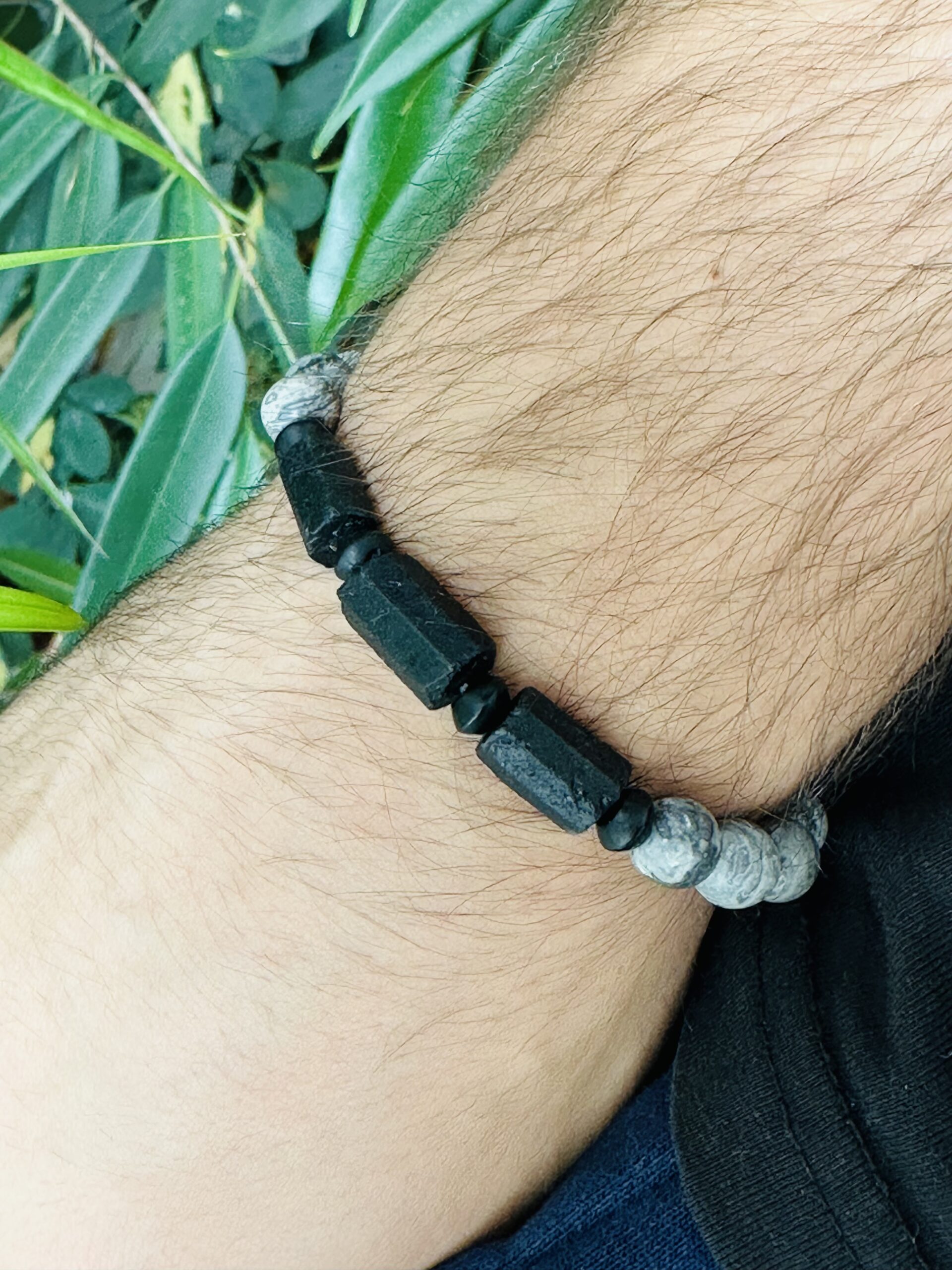 Męska bransoletka z czarnego turmalinu, jaspisu i onyksu – amulet ochronny i energetyczny dla mężczyzn.