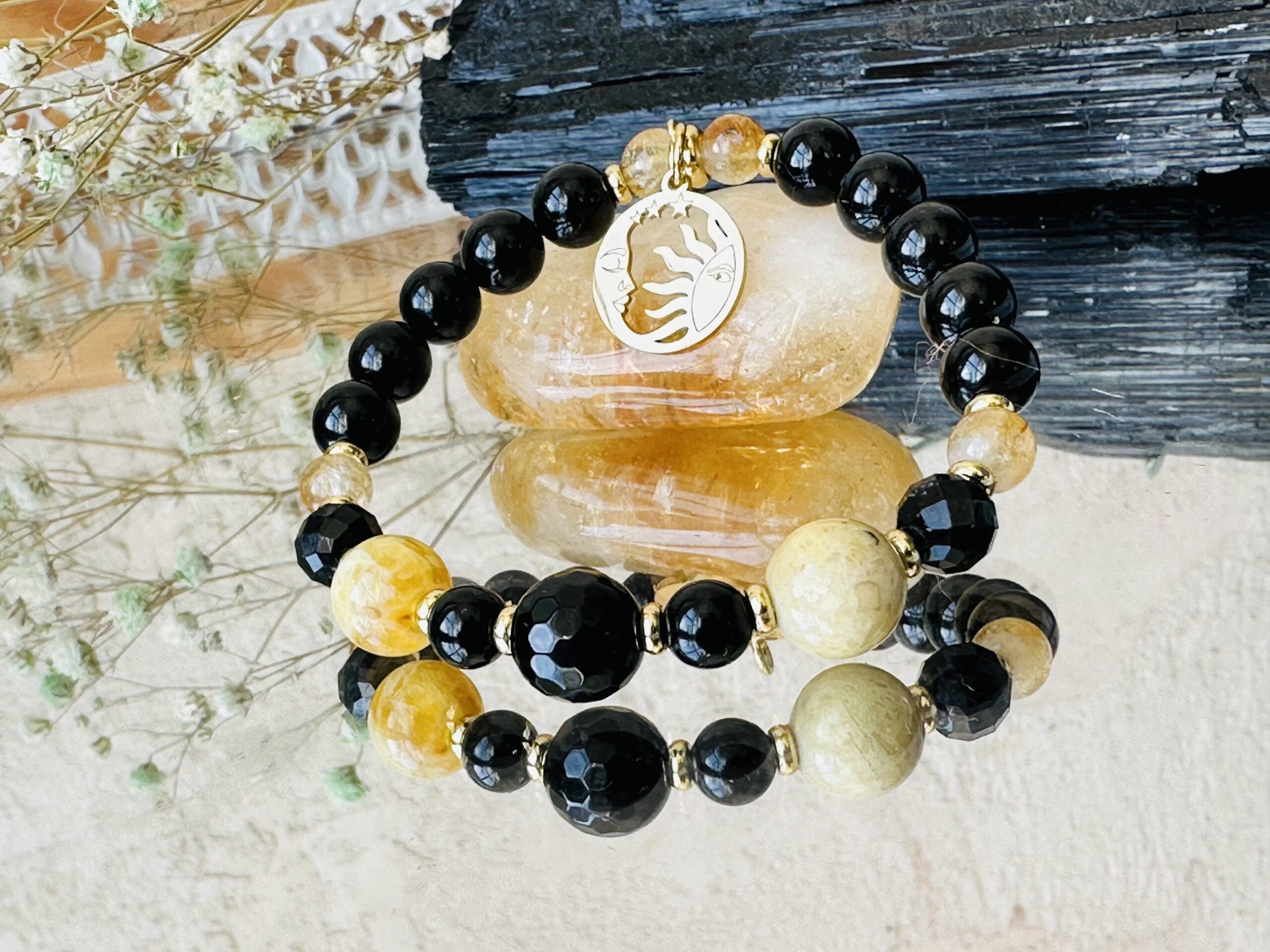 Bransoletka z onyksu, żółtym opalem, czarnym turmalinem i cytrynem – Fortuna, ręcznie wykonany amulet dodający energii, spokoju i pozytywnych wibracji.
