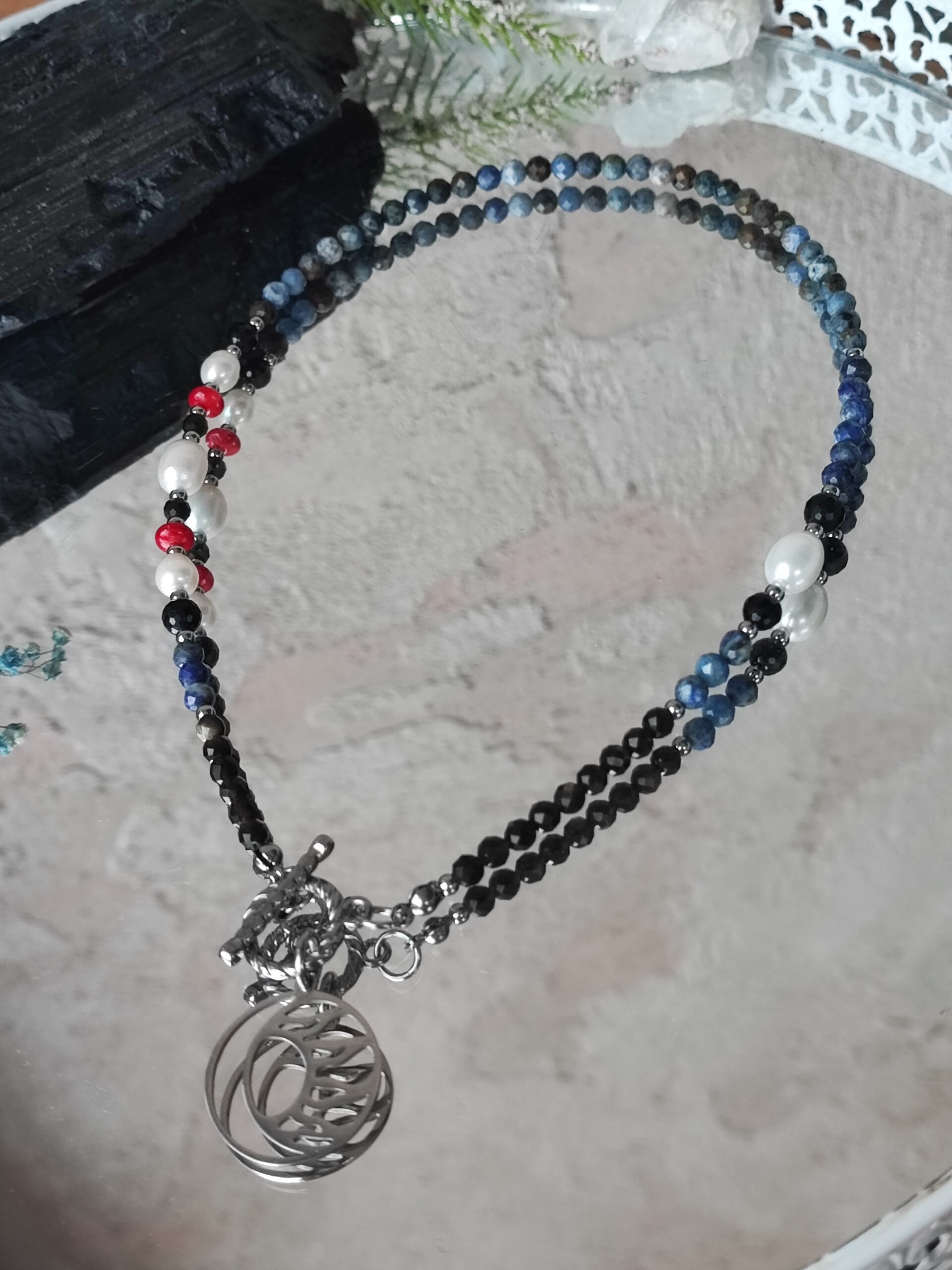 Naszyjnik z lapis lazuli, perły i czarnego turmalinu „Amina I” – biżuteria z intencją, symbol równowagi, intuicji i wewnętrznej mądrości.