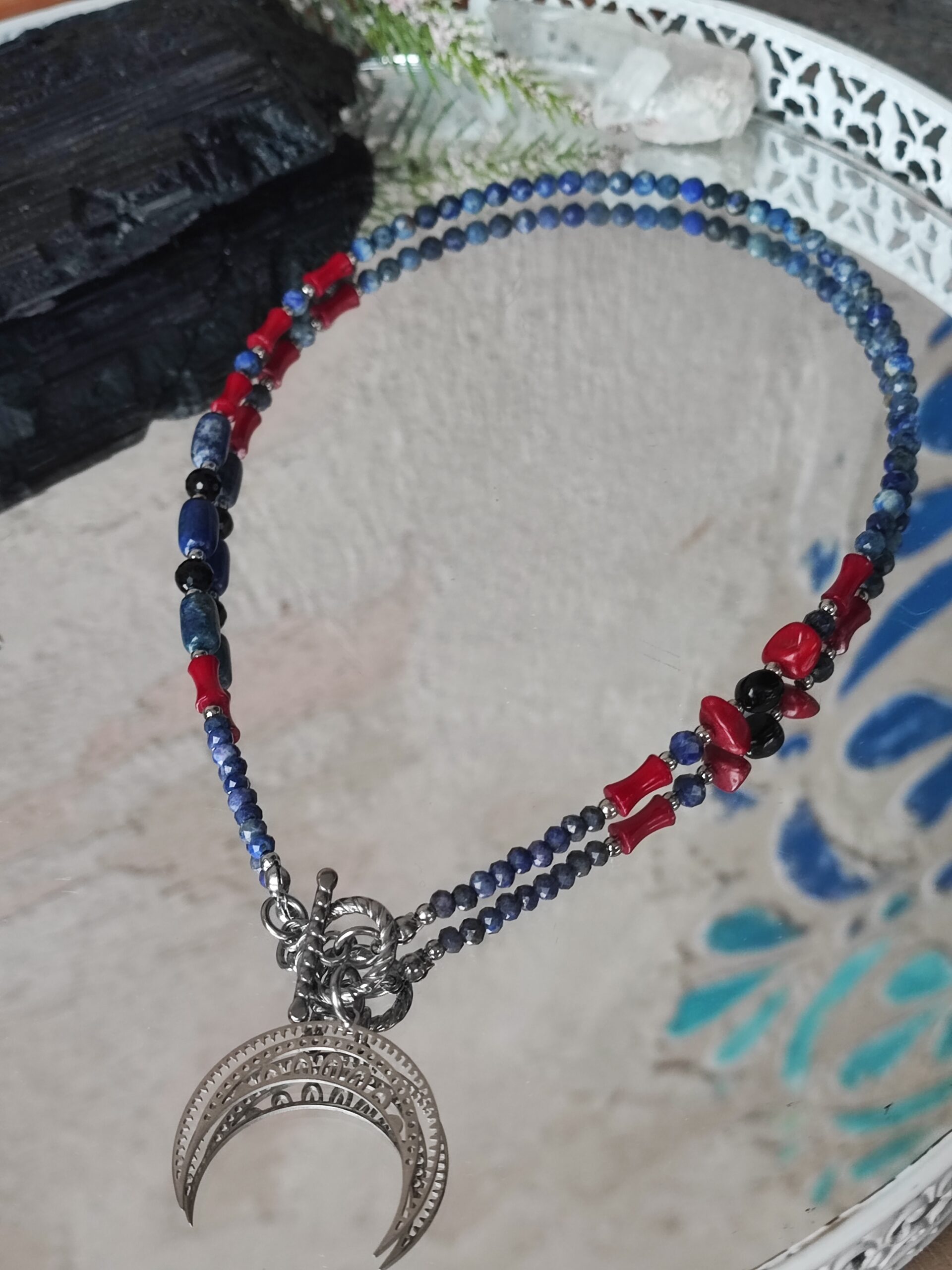 Naszyjnik z lapis lazuli, czarnego turmalinu i czerwonego korala „Kailani I” – biżuteria z intencją duchowej przemiany, odwagi i wewnętrznego spokoju.