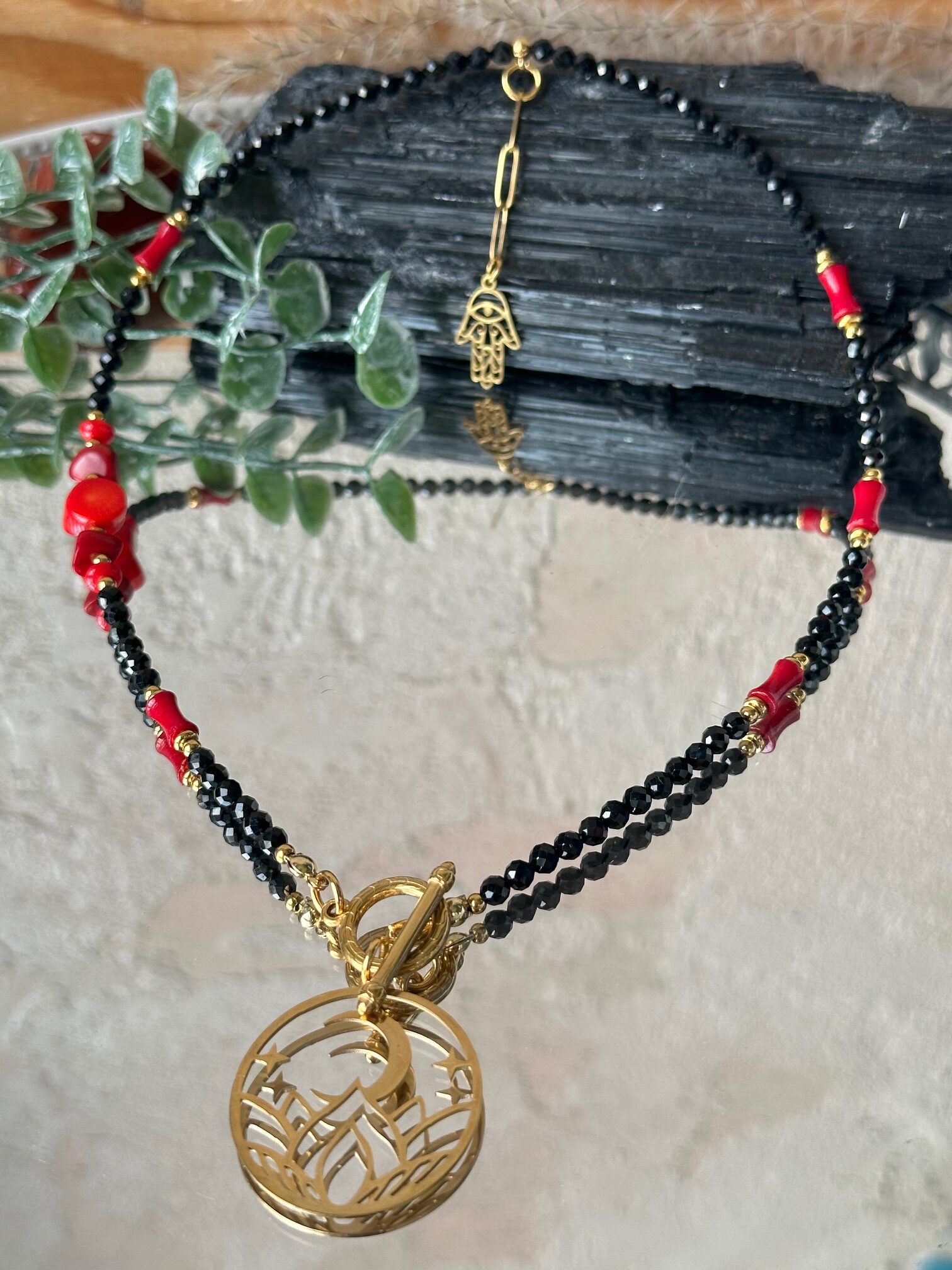 Naszyjnik Nyoka I z czarnego turmalinu i czerwonego koralu – biżuteria ochronna symbolizująca ogień serca, pasję i kobiecą moc.