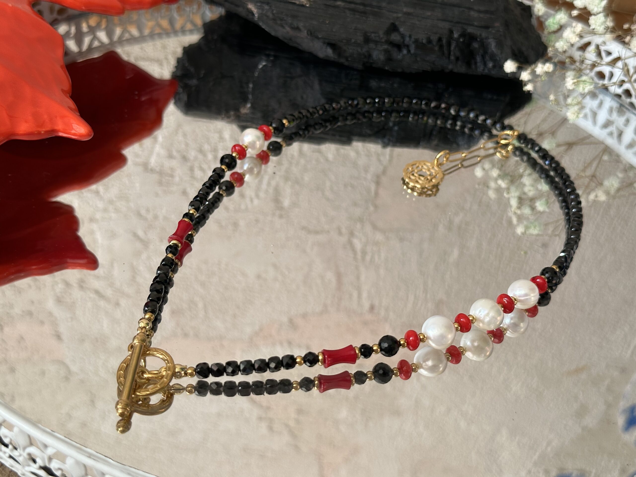 Naszyjnik z turmalinu, perły i czerwonego koralu „Layla I” – biżuteria z kamieni naturalnych o właściwościach ochronnych i miłosnych.