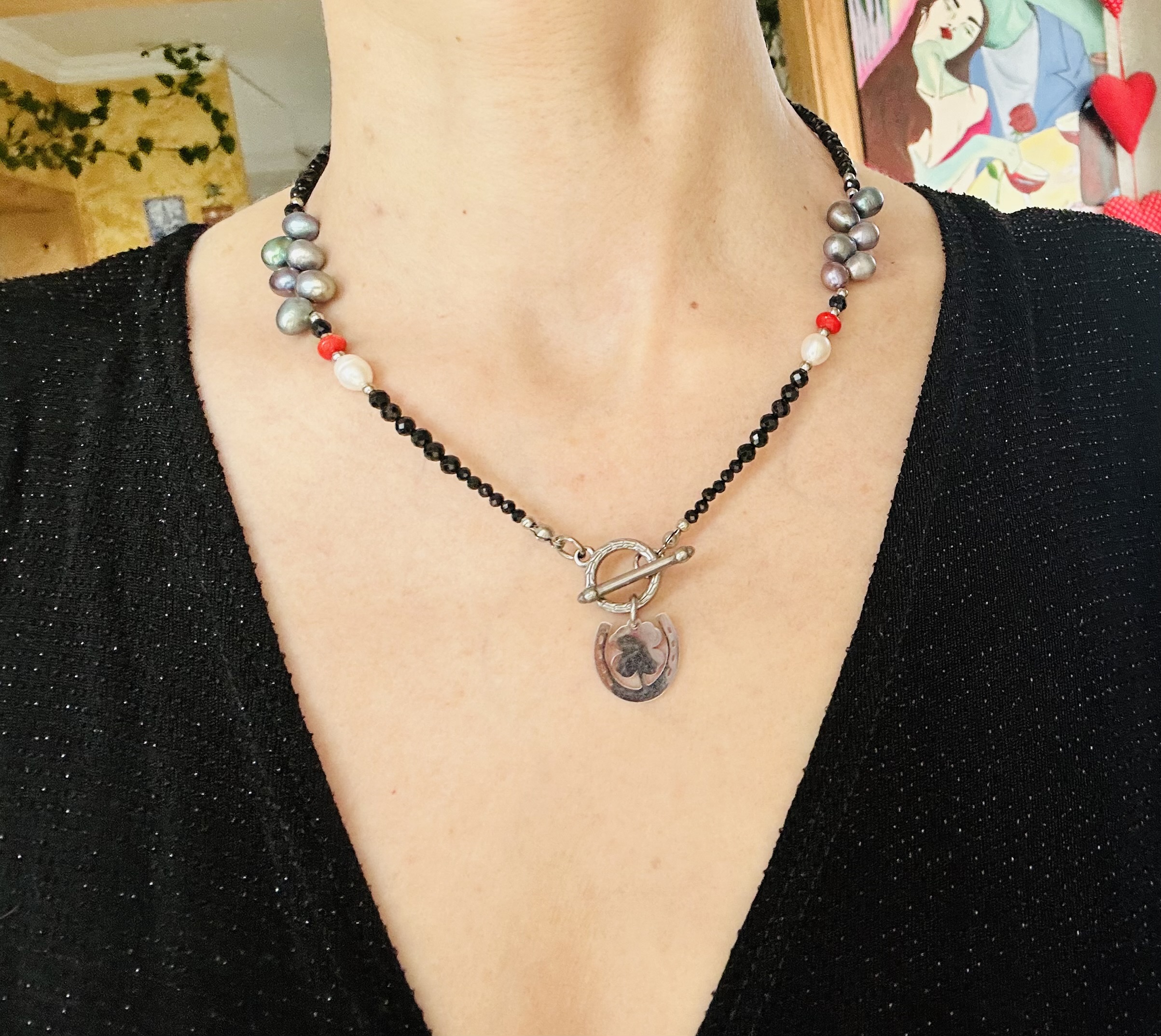 Naszyjnik Luminia Protection z pereł, czarnego turmalinu i koralu z amuletem podkowy i koniczyny