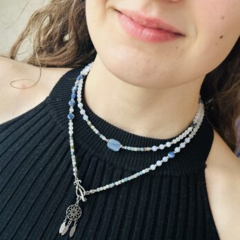 Naszyjniki z Akwamarynu, Chalcedonu i Kyanitu „Navi” otulona ciszą