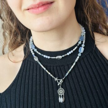 Naszyjniki z Akwamarynu, Chalcedonu i Kyanitu „Rumi” otulona spokojem