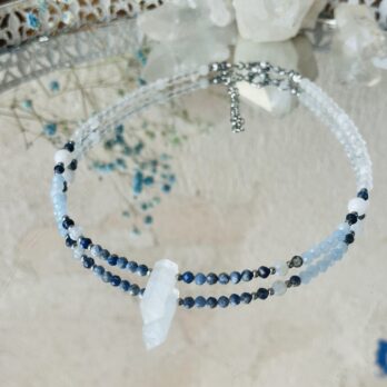 Naszyjnik choker z Kryształem Górskim, Chalcedonem, Akwamarynem „Vaya I” flow, lekkość, przepływ słów