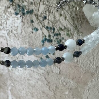 Naszyjnik choker z Kryształem Górskim, Chalcedonem, Akwamarynem „Vaya I” flow, lekkość, przepływ słów