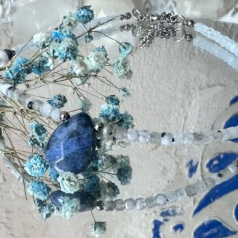 Naszyjnik choker z Dumortierytu, Akwamarynu, Sodalitu, Chalcedonu „Aven I” otulona nadzieją