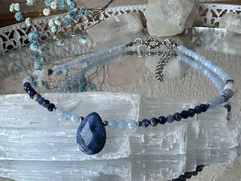 Naszyjnik „Aven” – minimalistyczny choker z dumortierytem, akwamarynem, sodalitem, chalcedonem i kamieniem księżycowym, wspierający czakrę gardła i regenerację tarczycy.