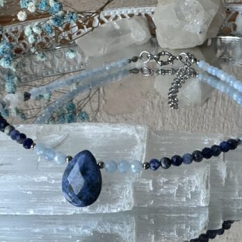 Naszyjnik choker z Dumortierytu, Akwamarynu, Sodalitu, Chalcedonu „Aven” otulona nadzieją