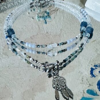 Naszyjniki z Akwamarynu, Chalcedonu i Kyanitu „Rumi” otulona spokojem
