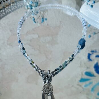 Naszyjnik toggle z Akwamarynu, Chalcedonu i Kyanitu „Rumi” otulona spokojem