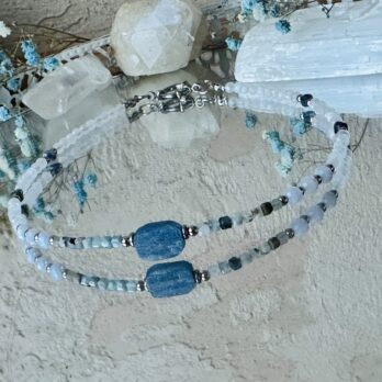 Naszyjnik choker z Akwamarynu, Chalcedonu i Kyanitu „Navi” otulona ciszą