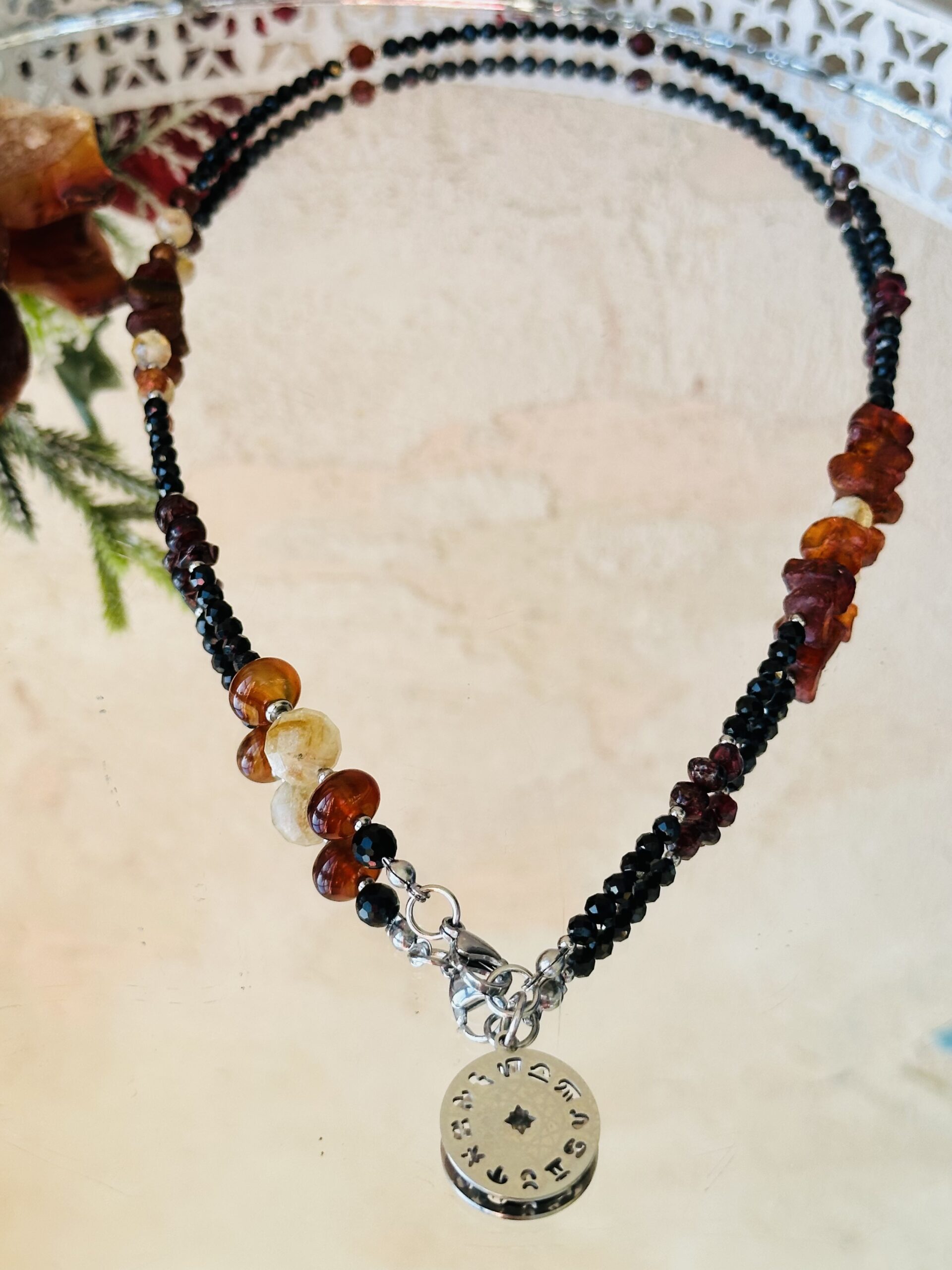 Naszyjnik Santor z bursztynem, granatem, hessonitem, czarnym turmalinem i akcentem cytrynu.