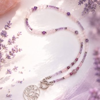 Amour de Soi – Fleur de l’Âme | naszyjnik z kwarcu różowego, różowego turmalinu, rubinu i ametystu