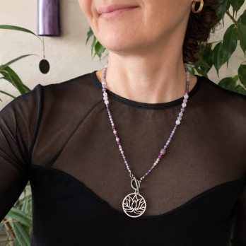 Amour de Soi – Fleur de l’Âme | naszyjnik z kwarcu różowego, różowego turmalinu, rubinu i ametystu