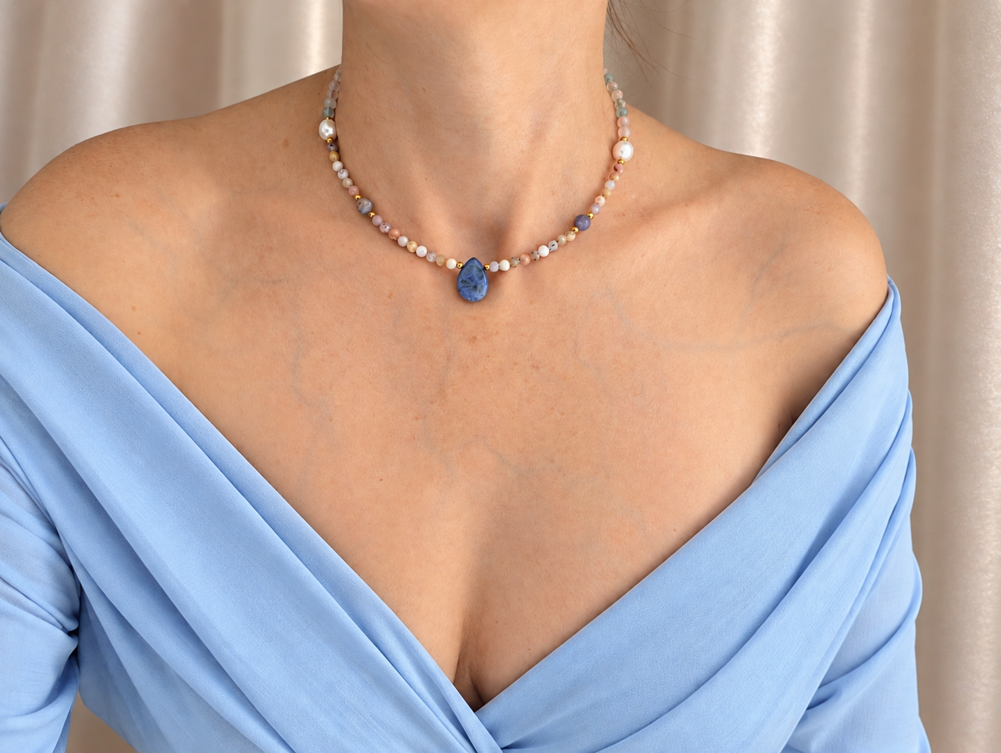 Naszyjnik choker Bhavesh I z łezką dumortierytu, różowym opalem, tanzanitem, perłami hodowlanymi i fasetowanym morganitem 6 mm.