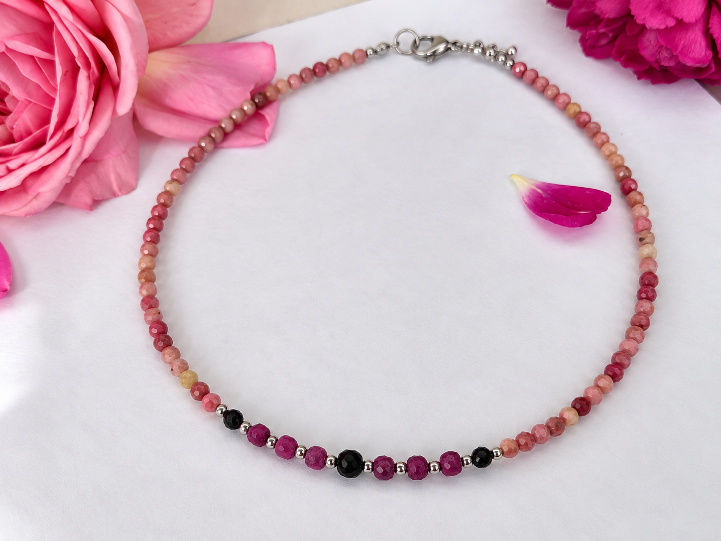 Srebrny naszyjnik choker z fasetowanego rodonitu 4 mm, centralną kostką złotego obsydianu 5 mm, kostkami rubinu 4 mm i czarnym turmalinem 3 mm.